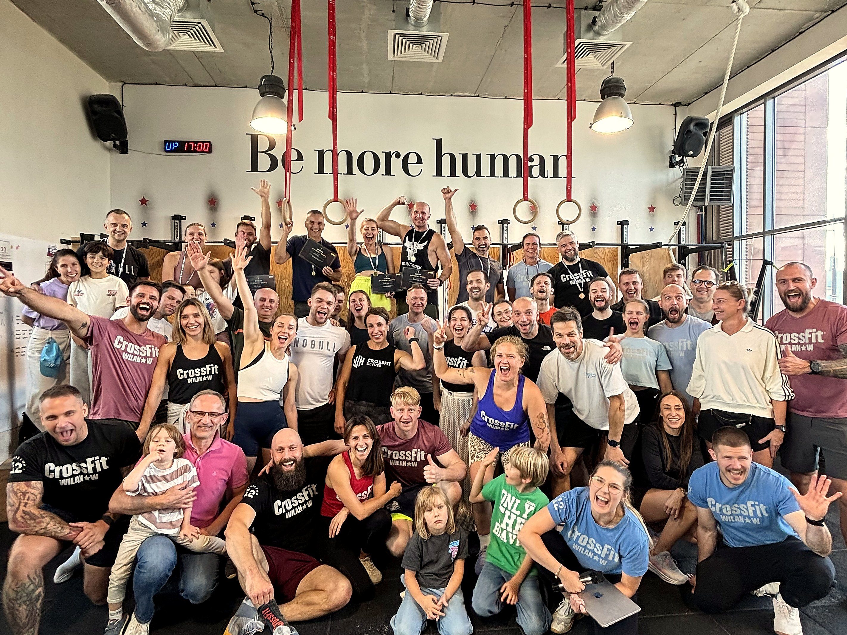 Zdjęcie grupowe społeczności klubu pod hasłem Be more human
