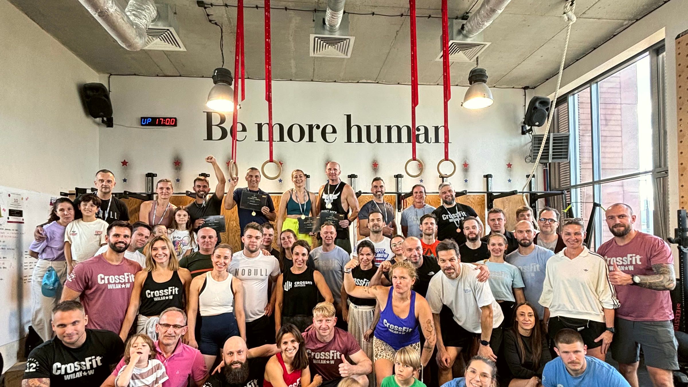 A large group of people posing together in the CrossFit Wilanów box